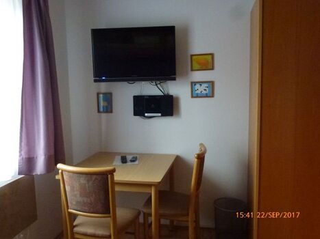 Sitzecke mit TV und DVD-Player im Kinderzimmer