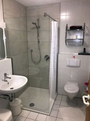 Neue großzügige Dusche