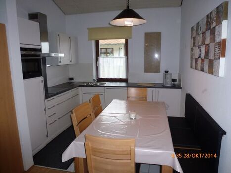 Großzügige L-Küche mit Essplatz