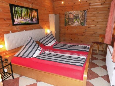 Schlafzimmer mit 2 x 2 m breitem Doppelbett