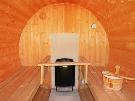 Die Fass-Sauna aufheizen