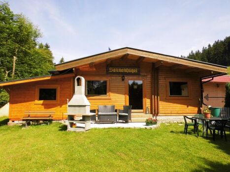 Blockhaus mit Terrasse und Wiese
