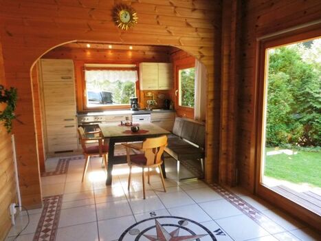 Küche mit Geschirrspüler