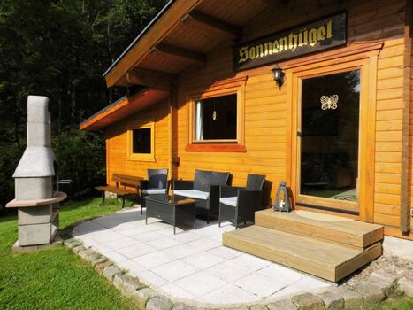 Sonne genießen auf der Terrasse mit Sitzlounge und Grillkamin