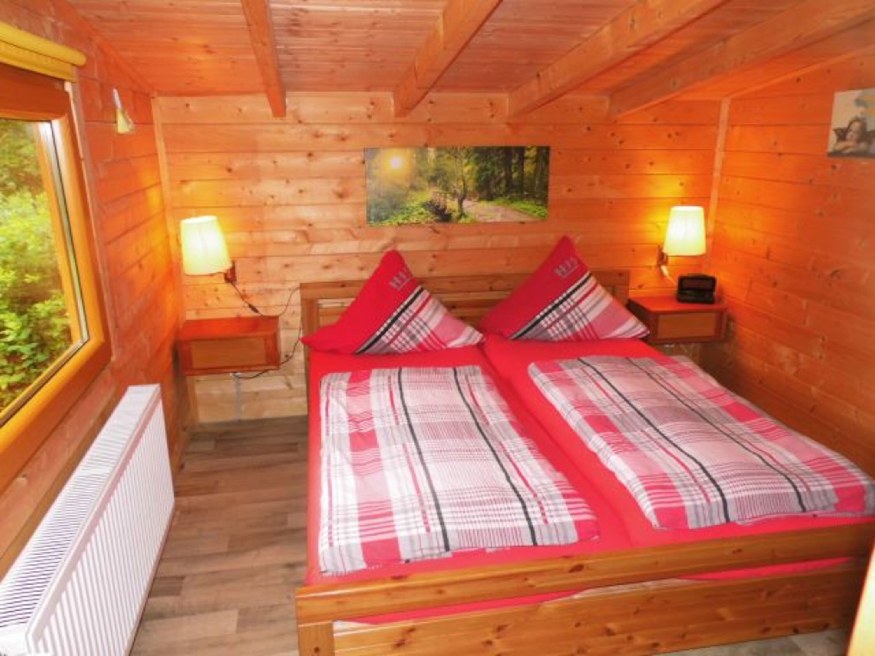 Schlafzimmer mit 1,80 x 2 m Bett