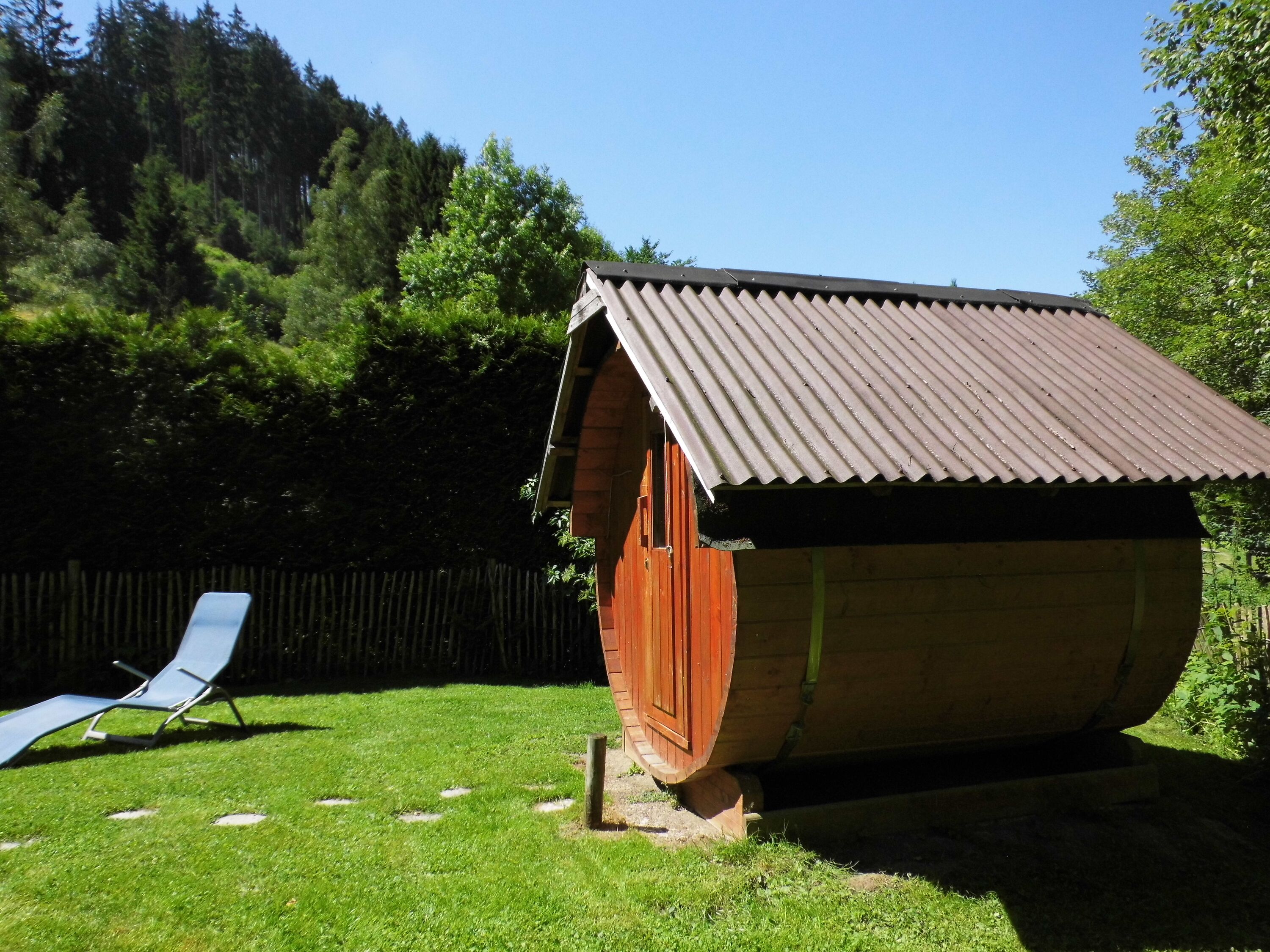 große Liegewiese mit Fass-Sauna
