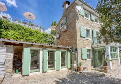 Blick Haus und obere Terrasse 