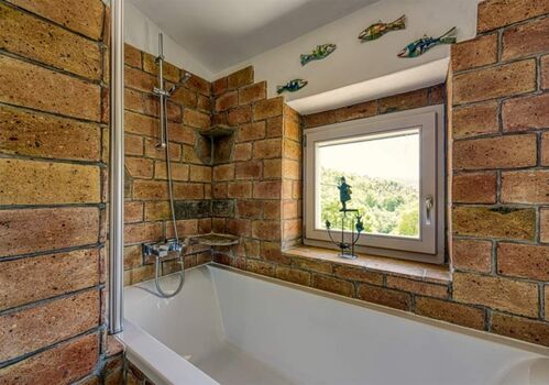 große Badewanne mit Blick ins Grüne