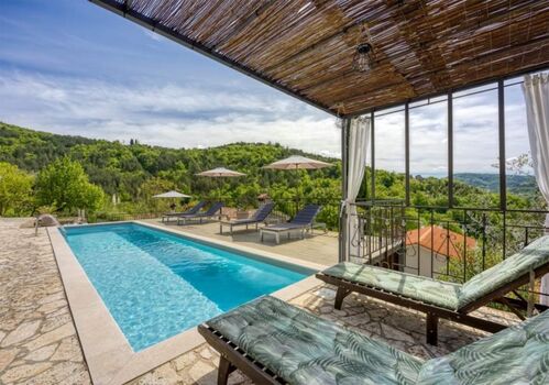 Poolterrasse mit fantastischem Blick