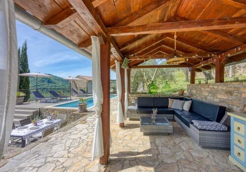 Poolterrasse mit Sitzecke und Essbereich