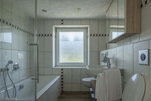 Badezimmer mit Dusche und Badewanne