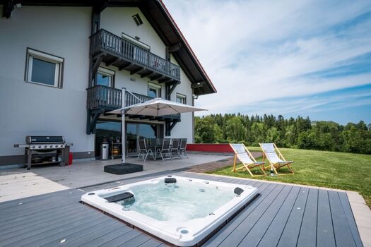Privater Whirlpool und Terrasse