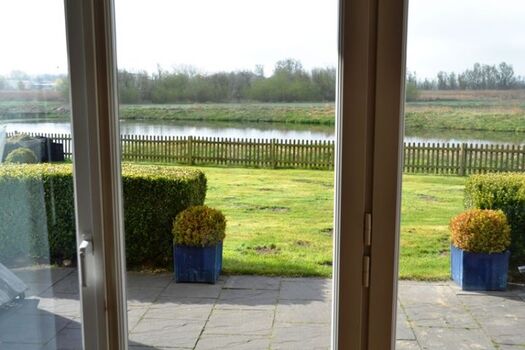 Blick eingezäunter Garten