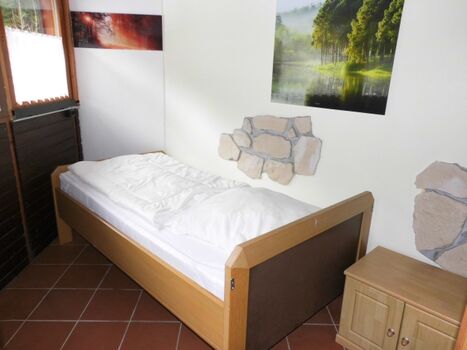Schlafzimmer mit 1 m breitem Einzelbett