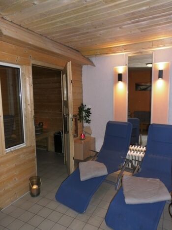 Sauna mit Ruheraum, Dusche   WC