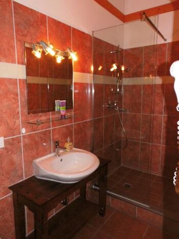 Bad mit Dusche/WC/Waschbecken/Fenster