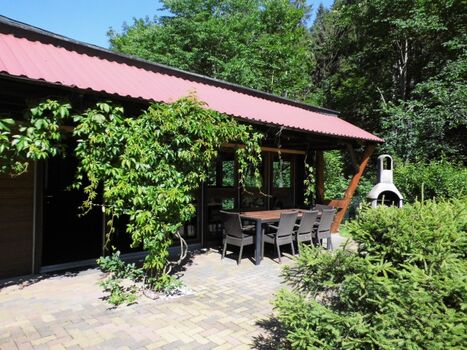 Terrasse mit Grillkamin