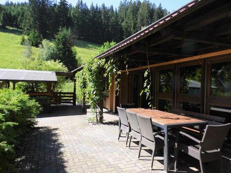 Terrasse mit Sitzmöbeln