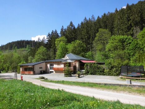 Berghütte direkt in der Natur mit ausreichend Stellplätzen und Trampolin
