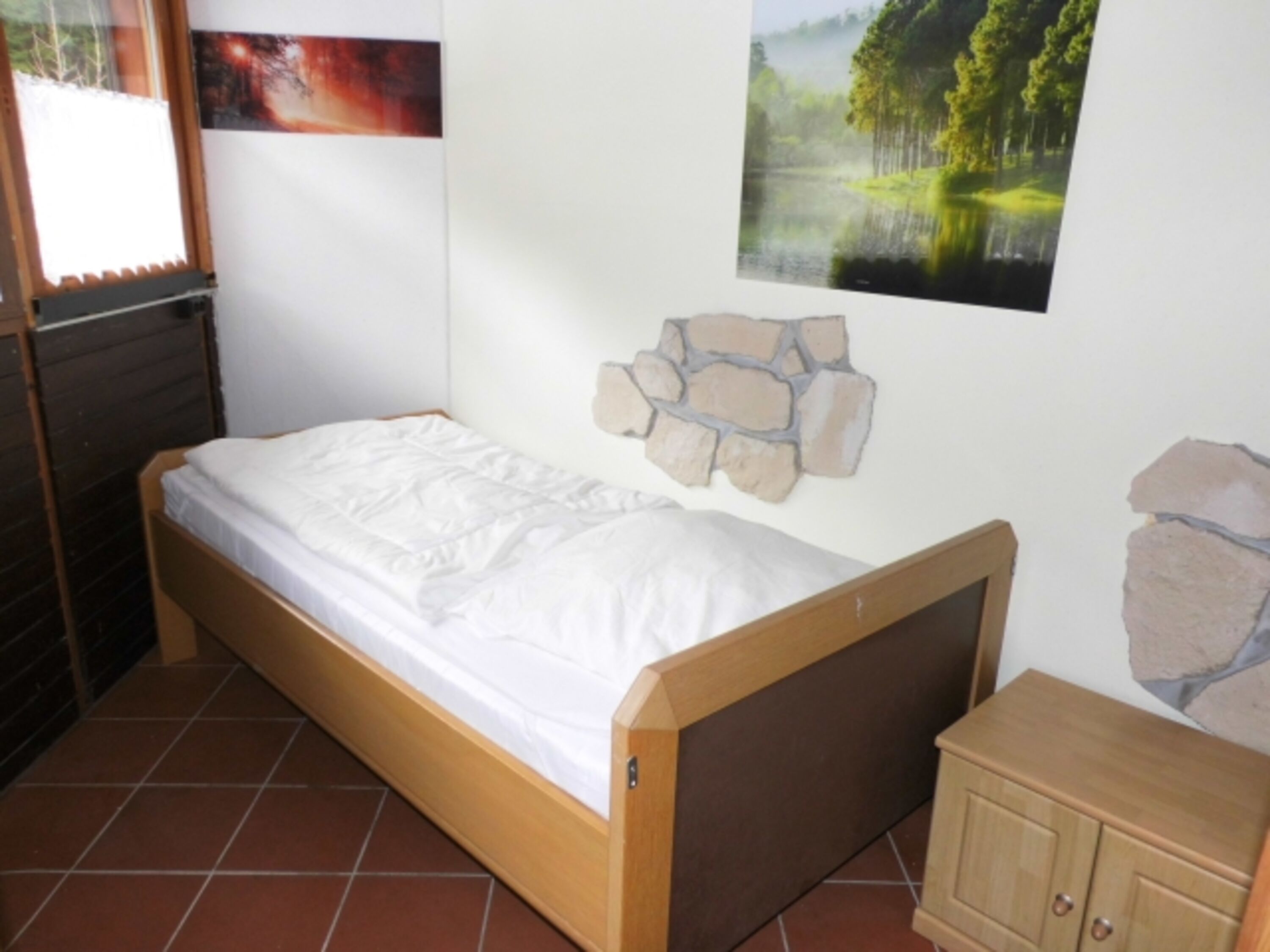 Schlafzimmer mit 1 m breitem Einzelbett