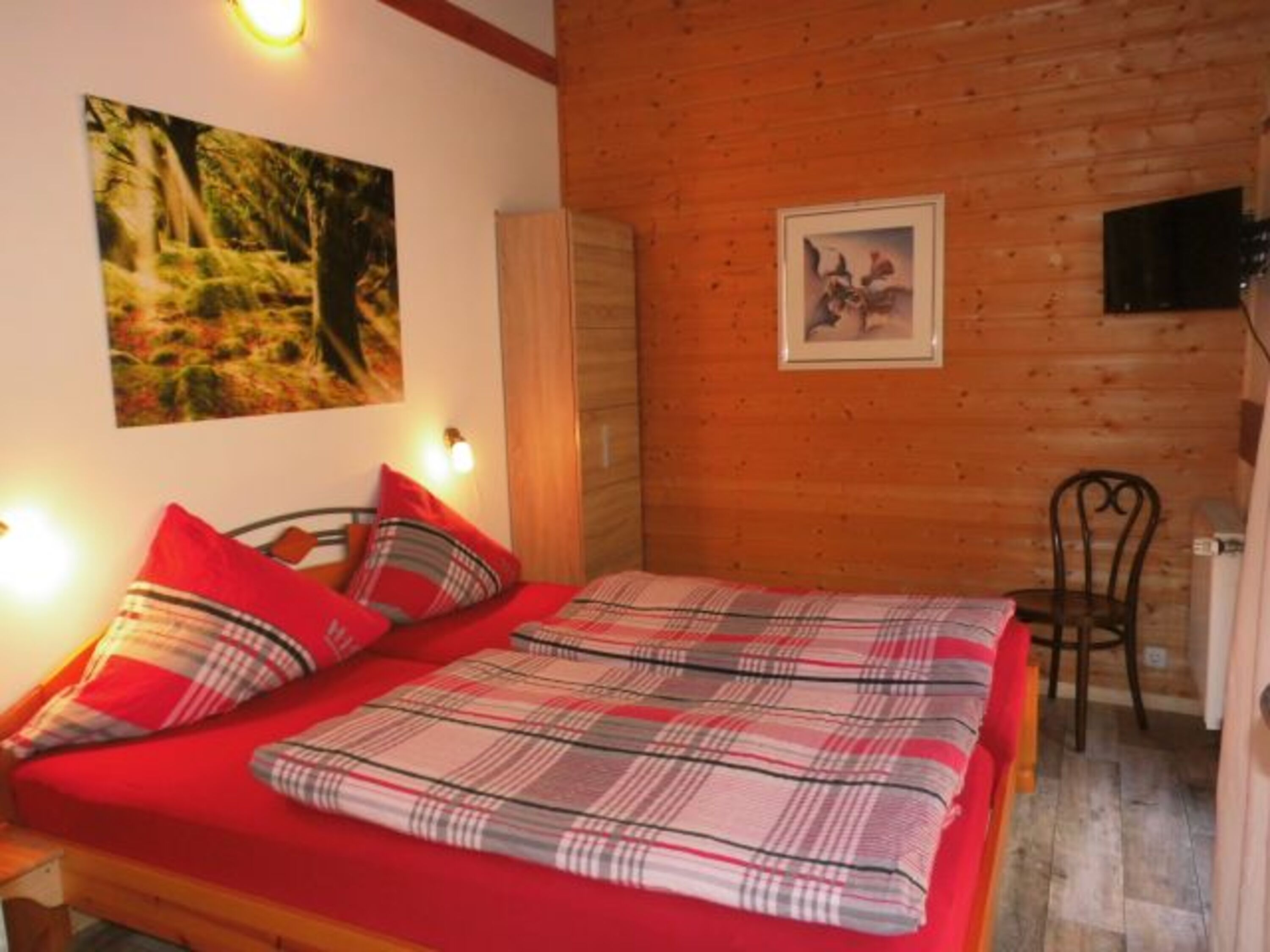 Schlafzimmer mit 1,80 m breiten Doppelbett, Topper auf jeder Matratze TV TV