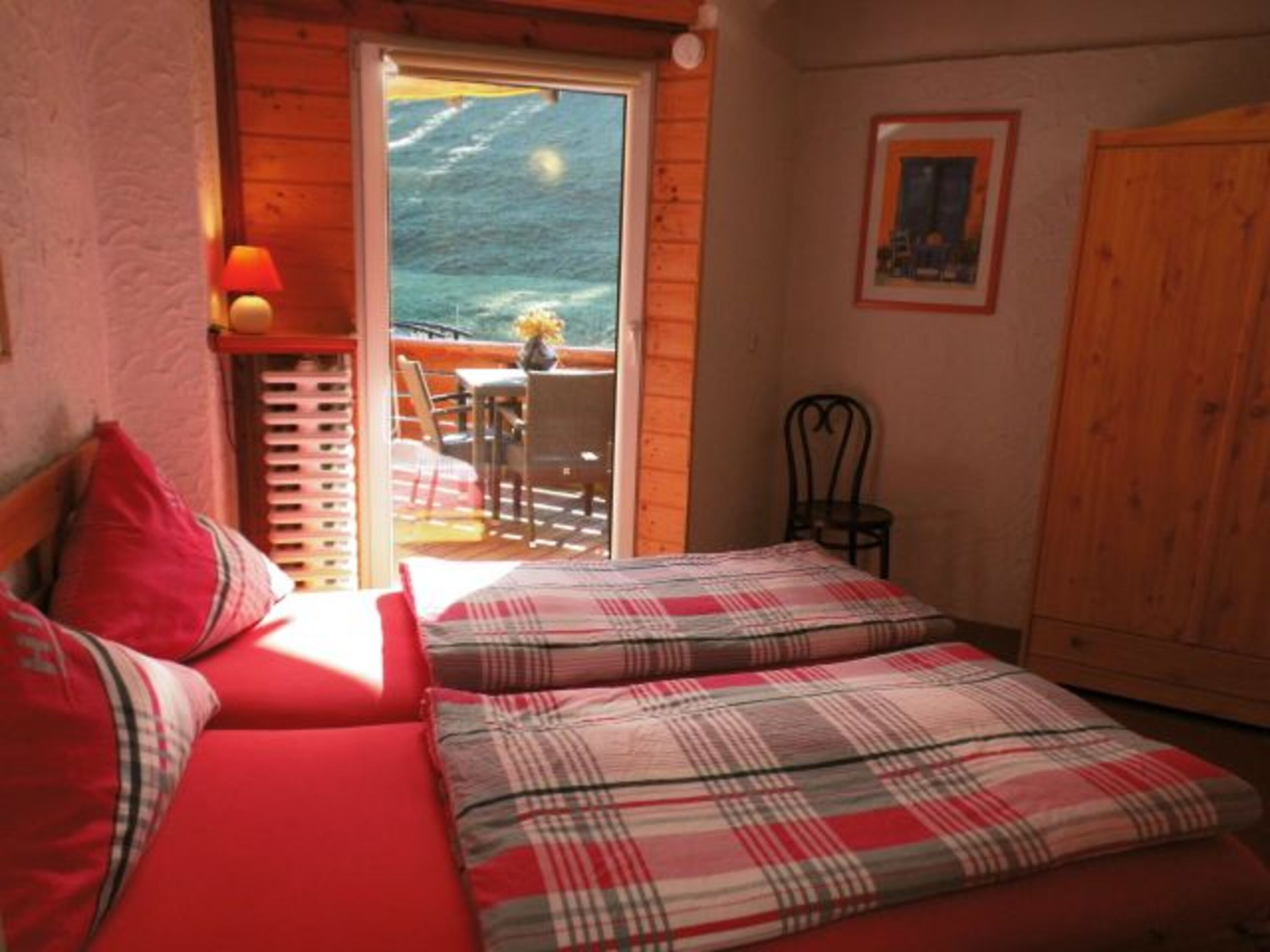 Schlafzimmer mit 1,60 m breiten Doppelbett und Balkon