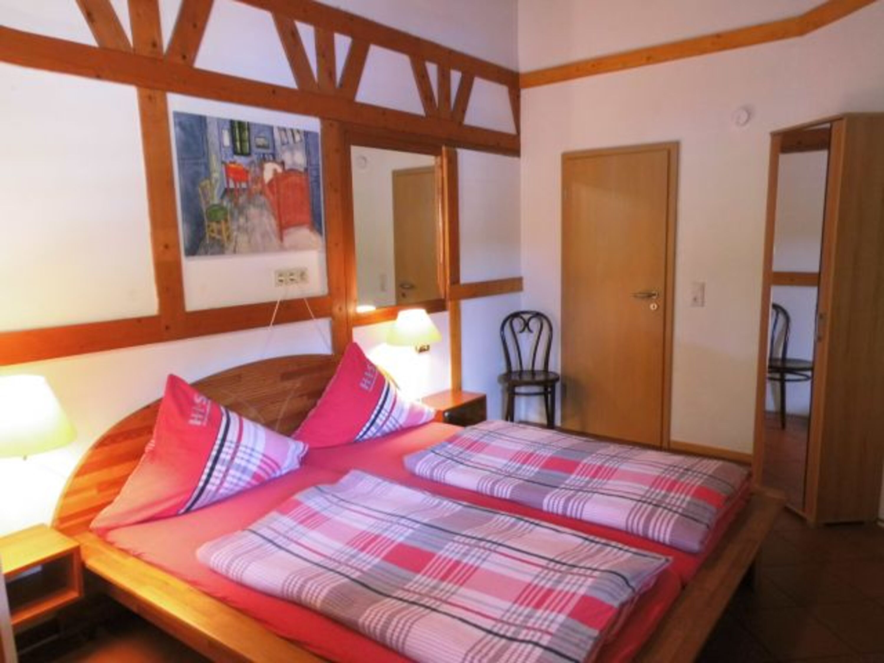 Schlafzimmer mit 1,80 m breiten Doppelbett Topper auf jedem Better Matratze