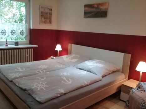 Schlafzimmer im EG mit Blick in den Garten