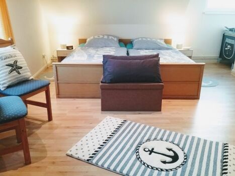 Das große Schlafzimmer im 1.Stock  mit 2x2Meter Bett und Babybett 