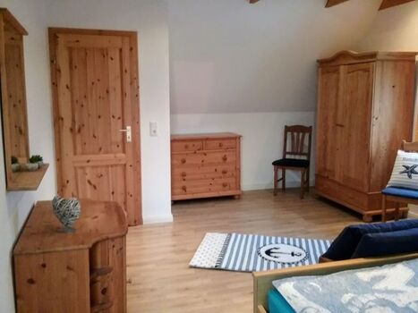 Kleiderschrank und Kommode vervollständigen das Schlafzimmer