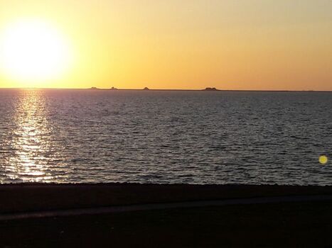 Sonnenuntergang am Strand mit Blick auf die Hallig Nordstrandischmoor
