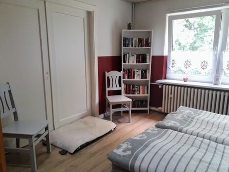 Bücherregal im Schlafzimmer EG