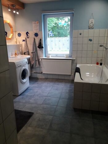 Bad mit Badewanne und Dusche