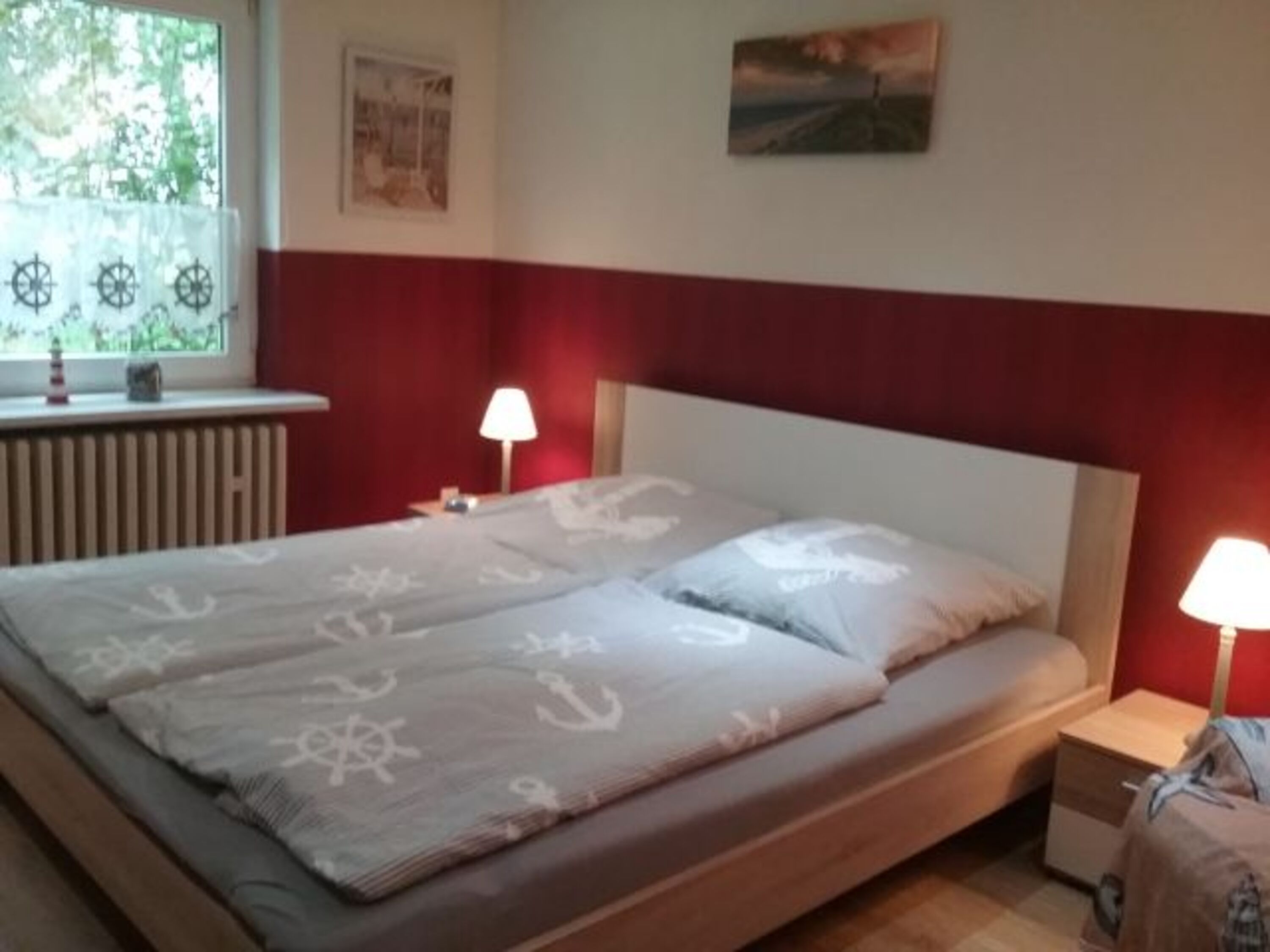 Schlafzimmer im EG mit Blick in den Garten