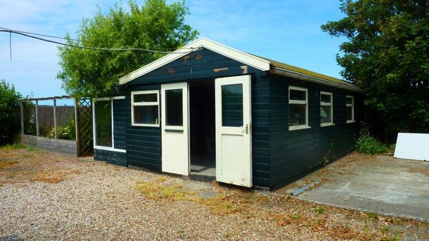 Hier sind die Gartenstühle Grill Auflagen und Fahrräder drin