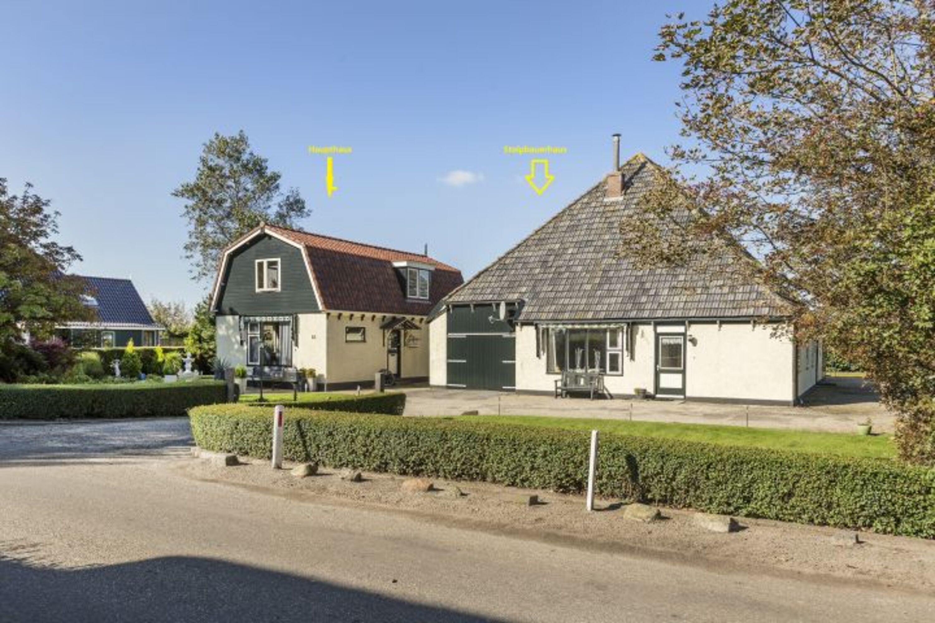Ansicht von der Strasse aus . Grundstück komplett geschlossen. Einfahrtstor vorhanden