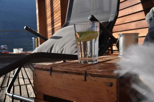 Aviunshof Balkon mit Sonnenliegen