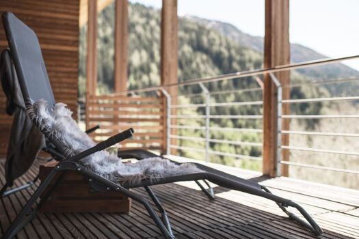 FeWo Aviunshof Balkon mit Sonnenliegen
