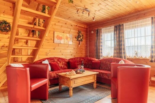 Wohnzimmer mit Treppe zum Obergeschoss