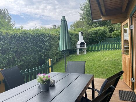 Terrasse mit Blick zum Grillkamin