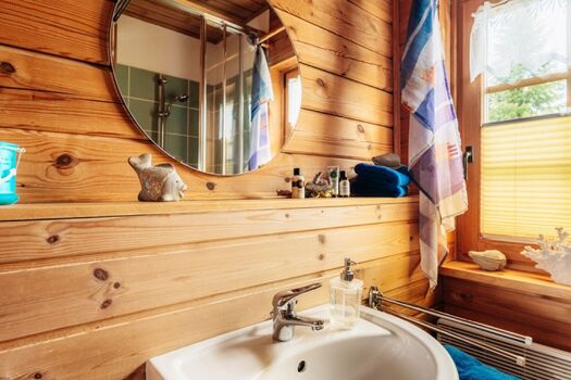 Badezimmer mit Fenster