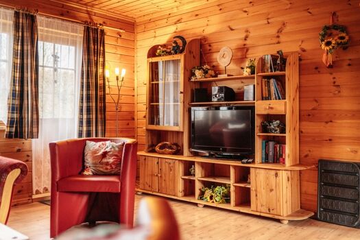 Wohnzimmer mit Zugang zum Garten