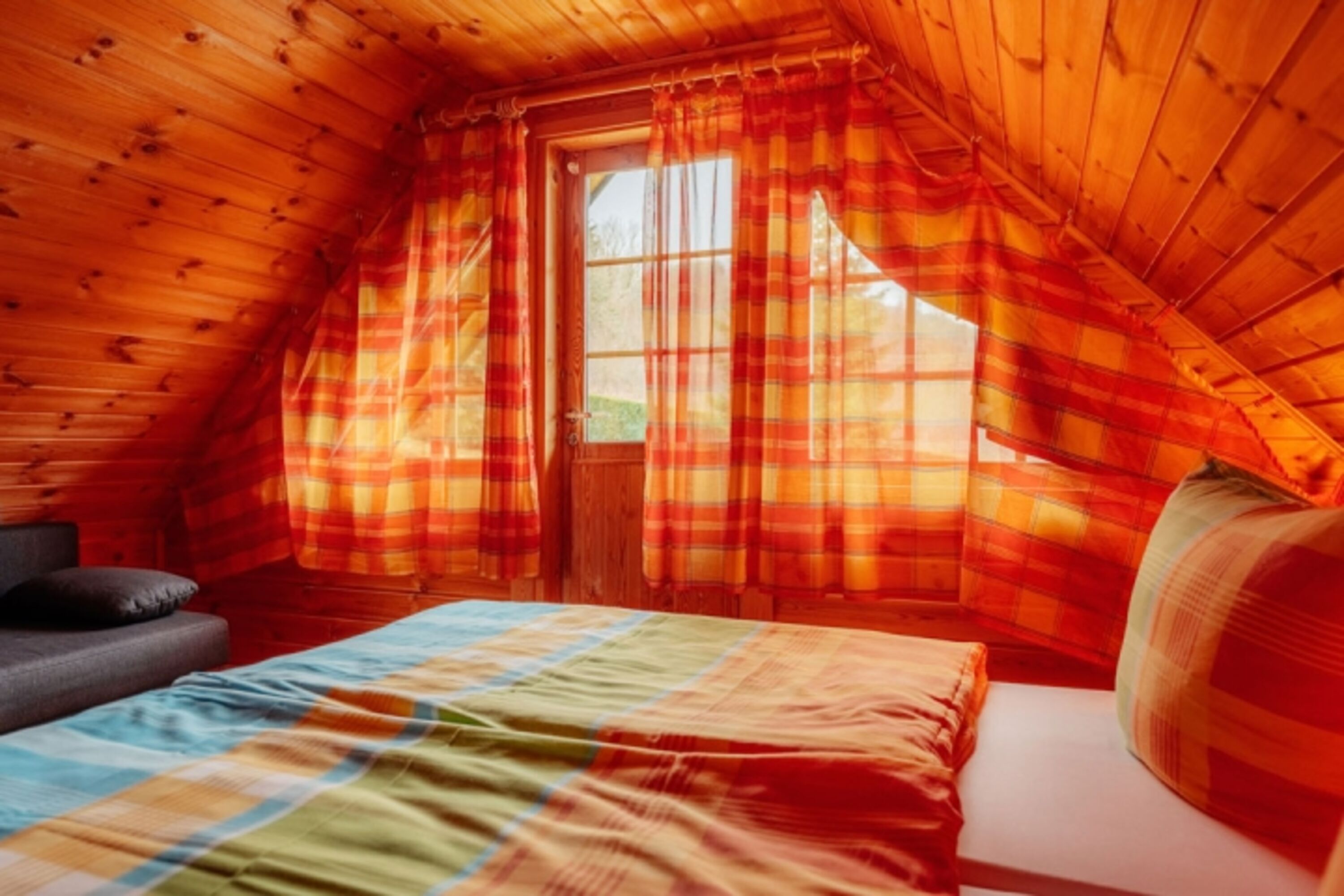 1. Schlafzimmer mit Balkon und Schlafcouch