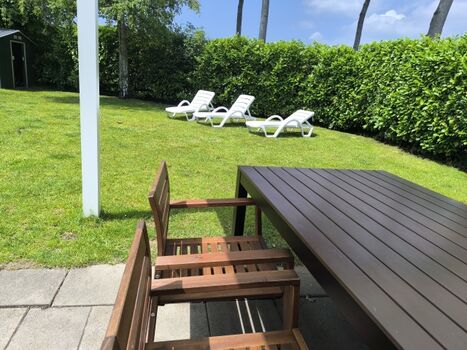 Garten komplett umzäunt (Maschendrahtzaun in den Hecken).