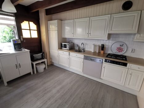 Küche mit Spülmaschine