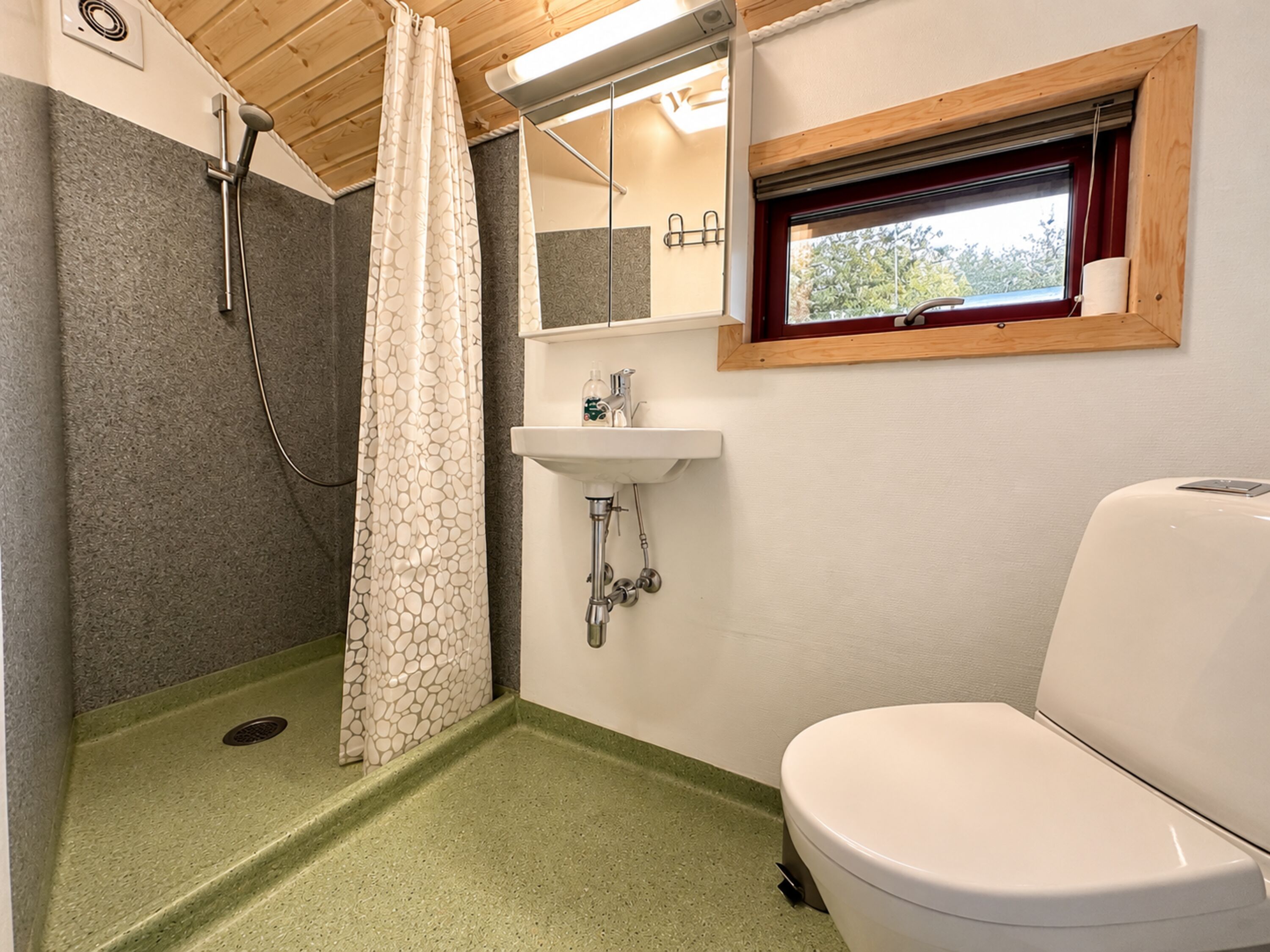 Bad mit Dusche Toilette