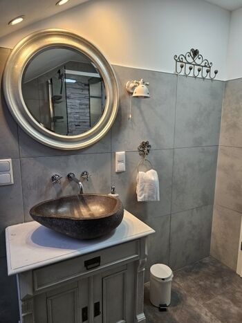 Waschtisch mit Flusssteinwaschbecken