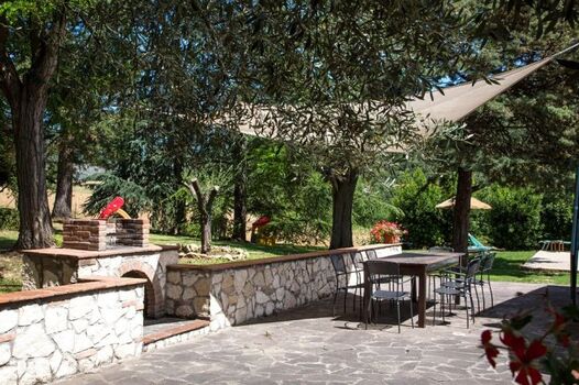 groesse Terrasse mit Tisch und Stuhlen um im freien zu speisen