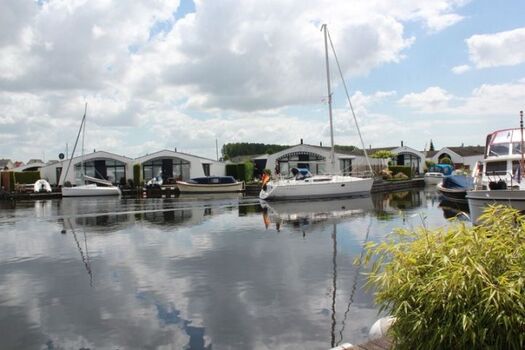 Sich auf Wasser von der Terrasse