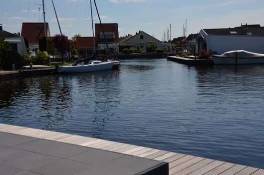 Sich auf Wasser von der Terrasse